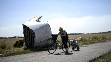 Austrumukrainā jūlijā nogāztās Malaizijas lidmašīnas atliekas augustā pie Grabovo ciema. Foto: AFP/LETA