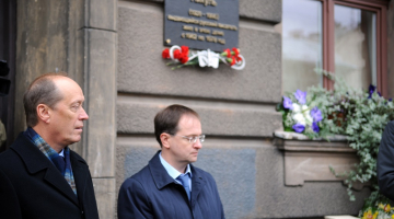 Krievijas vēstnieks Latvijā Aleksandrs Vešņakovs (no kreisās) un Krievijas Federācijas kultūras ministrs Vladimirs Medinskis piedalās rakstniekam Valentīnam Pikuļam veltītās memoriālās plāksnes atklāšanas pasākumā pie nama Tērbatas ielā. Foto: Edijs Pālens, LETA
