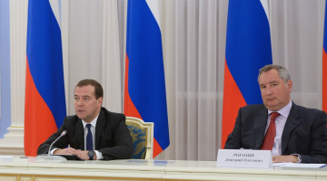 Krievijas valdības vadītājs Dmitrijs Medvedevs (pa kreisi) un Krievijas vicepremjers Dmitrijs Rogozins. Foto: ITAR-TASS/LETA