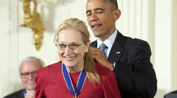 Aktrise Merila Strīpa no ASV prezidenta Baraka Obamas saņem Prezidenta brīvības medaļu. Foto: EPA/LETA