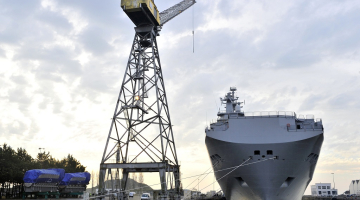 "Mistral" tipa karakuģis "Vladivostok" pietauvots Francijas ostā. Foto: AFP/LETA