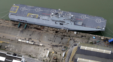 Helikopteru bāzes karakuģis "Vladivostok" Francijas ostā. Foto: AFP/LETA