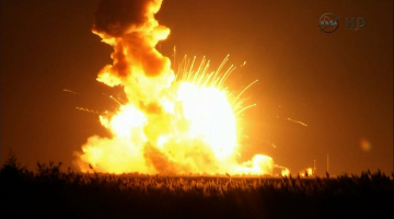 NASA fiksētajā attēlā redzams raķetes sprādziens. Foto: AFP/LETA