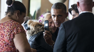 ASV prezidents Baraks Obama fotografējas "selfijam" kopā ar kādu viņa atbalstītāju. Foto: AFP/LETA
