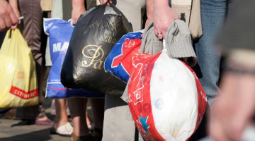 Cilvēki ar plastmasas maisiņiem Rīgā, nevis Amerikā. Foto: Lauris Nagliņš, LETA