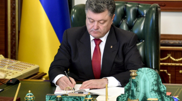 Ukrainas prezidents Petro Porošenko paraksta lustrācijas likumu. Foto: EPA/LETA