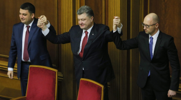 Ukrainas augstākās varas nesēji - parlamenta spīkers Volodimirs Groismans (no kreisās), prezidents Petro Porošenko un valdības vadītājs Arsēnijs Jaceņuks. Foto: EPA/LETA