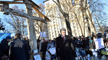 Ukrainas prezidents Petro Porošenko pie "Debesu simta" pieminekļa Institūta ielā Kijevā. Foto: AFP/LETA