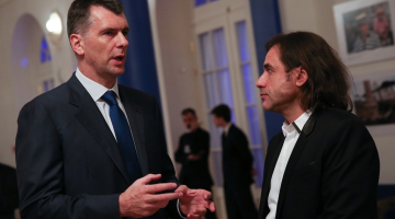 "Kommersant Dengi" galvenais redaktors Sergejs Jakovļevs (no labās) sarunā Krievijas miljonāru Mihailu Prohorovu. Foto: ITAR-TASS/LETA