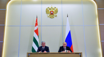Krievijas prezidents Vladimirs Putins un Abhāzijas prezidents Rauls Hadžimba pirmdien parakstīja partnerattiecību līgumu. Foto: AFP/LETA