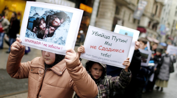 Kaukāza izcelsmes bēgļu Stambulā protestē pret Krievijas prezidentu Vladimiru Putinu. Foto: AFP/LETA