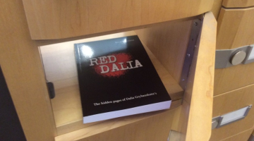 Grāmata EP deputātu pastkastēs. Foto no "Delfi.lt"