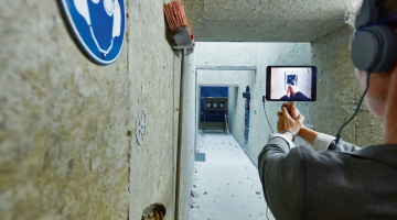 Planšetdators izrādē kļūst par logu uz realitāti.