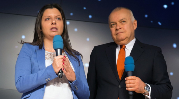 TV kanāla "Russia Today" galvenā redaktore Margarita Simonjana (no kreisās) un ziņu aģentūras "Rossija segodņa" ģenerāldirektors Dmitrijs Kiseļevs. Foto: ITAR-TASS/LETA