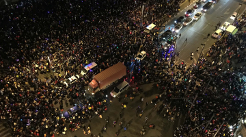 Ātrās palīdzības mašīnas Šanhajā cenšas piekļūt vietai, kur Jaungada svinību laikā pūlī nobradāti vismaz 36 cilvēki. Vēl 48 cilvēki cietuši, un 14 cilvēku stāvoklis ir nopietns. Foto: AFP/LETA