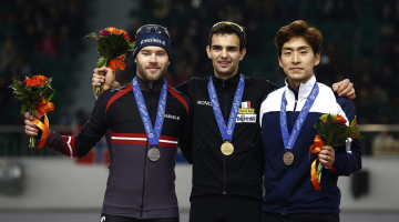 Uzvarētājs itālis Andrea Džovannīni (centrā), sudraba medaļnieks latvietis Haralds Silovs (no kreisās) un trešo vietu izcīnījušais Dienvidkorejas sportists Lī Sjunghuns uz goda pjedestāla pēc Pasaules kausa otrā posma sacensībām Seulā distancē ar masu startu. Foto: EPA/LETA