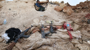Sīrijas valdības armijas karavīrs pozīcijā pie Alepo. Foto: AFP/LETA