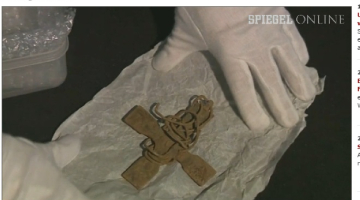 Atrastais senlaicīgais krusts. Foto no "Der Spiegel" video