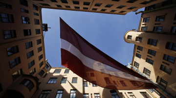 Stūra mājas iekšpagalms, kam pāri līdz pat 19.oktobrim plīvoja milzīgs Latvijas valsts karogs. Foto:Emīls Desjatņikovs, F64