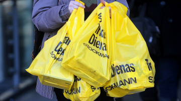 "Stockmann" trakās iepirkšanās dienas. Foto: Ieva Čīka, LETA