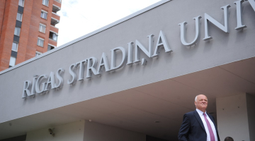 Rīgas Stradiņa universitātes rektors Jānis Gardovskis pie Rīgas Stradiņa universitātes jaunā Medicīnas izglītības tehnoloģiju centra. Foto: Edijs Pālens, LETA