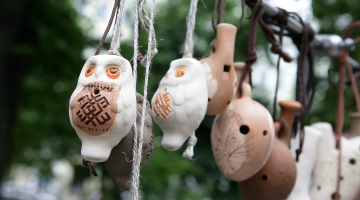 Keramikas svilpaunieki izvēlēti par Latvijas prezidentūras ES oficiālo suvenīru. Foto: Evija Trifanova, LETA