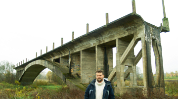 «Gumijlēcēji, slēpņotāji, kinorežisori,» Uģis Dainis stāsta, kas izrādījis interesi par neparasto objektu Sātos pie Irlavas.