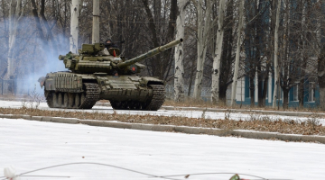 Krievijas tanks T-72 dodas Doņeckas lidostas virzienā. Foto: AFP/LETA