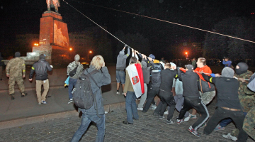 29.septembris Harkovā. Demonstranti gāž Ļeņina pieminekli. Foto: ITAR-TASS/LETA