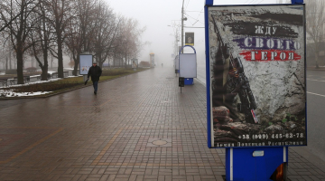 Ukraina. Doņecka 15.decembrī Artjoma ielā. Plakāts aicina pieteikties karavīrus Doņeckas armijā: "Gaidu savu varoni." Foto: ITAR-TASS/LETA