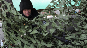 Prokrieviskais separātists Doņeckas lidostā, kur joprojām notiek sīvas kaujas. Foto: AFP/LETA