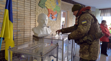 Ukrainas parlamenta vēlēšanās balso karavīrs kādā vēlēšanu iecirknī Kramatorskā Austrumukrainā. Foto: AFP/LETA