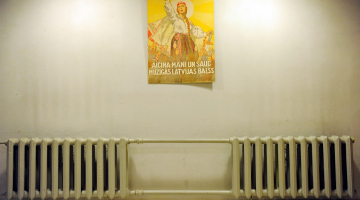 Izstādē šoruden "Vēlēšanu laiki. Latvijas Satversmes sapulces un 1.-4.Saeimas (1920-1931) vēlēšanas plakātos, listēs un karikatūrās no Misiņa bibliotēkas krājuma". Foto: Ieva Lūka, LETA
