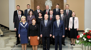 Jaunās valdības sastāvs - Valsts kancelejas direktore Elita Dreimane (1.rindā no kreisās), Ministru prezidente Laimdota Straujuma, Valsts prezidents Andris Bērziņš, ārlietu ministrs Edgars Rinkēvičs; labklājības ministrs Uldis Augulis (2.rindā no kreisās), ekonomikas ministre Dana Reizniece-Ozola, izglītības un zinātnes ministre Mārīte Seile, satiksmes ministrs Anrijs Matīss, tieslietu ministrs Dzintars Rasnačs, kultūras ministre Dace Melbārde; vides aizsardzības un reģionālās attīstības ministrs Kaspars Gerhards (3.rindā no kreisās), finanšu ministrs Jānis Reirs, iekšlietu ministrs Rihards Kozlovskis, zemkopības ministrs Jānis Dūklavs un veselības ministrs Guntis Belēvičs fotografējas pēc svinīgās sēdes. Foto: Ieva Čīka, LETA