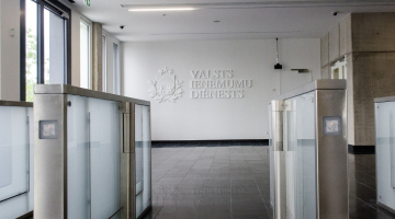 Valsts ieņēmumu dienesta ieeja. Foto: Gints Ivuškāns, F64