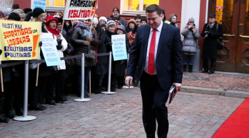 Dzintars Zaķis dodas uz Saeimas plenārsēdi, skolotāju protestu pavadīts. Foto: Evija Trifanova, LETA