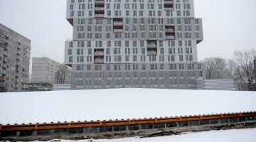 Ēka, kas atrodas pie sagruvušā lielveikala Zolitūdē un kurai drošības ekspertīzi veiks paši ieinteresētie ēkas īpašnieki „Homburg Zolitūde" speciālisti. Foto: Ieva Lūka, LETA