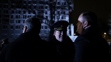 Valsts policijas Galvenās Kriminālpolicijas pārvaldes priekšnieks Andrejs Grišins (no kreisās), Valsts policijas priekšnieks Ints Ķuzis un Saeimas deputāts Rihards Kozlovskis piedalās piemiņas brīdī Zolitūdes traģēdijas vietā. Foto: Evija Trifanova, LETA