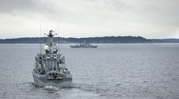 Zviedrijas krasta apsardzes kuģi patrulē Stokholmas arhipelāgā pēc trauksmes par pamanīto Krievijas zemūdeni. Foto: AFP/LETA