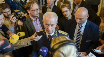 Zviedrijas armijas komandieris Sverkers Goransons atbild uz mediju jautājumiem par zemūdenes meklēšanas operācijas gaitu. Foto: EPA/LETA
