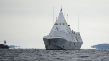 Zviedrijas Jūras spēku korvete "Visby" devusies noslēpumainās zemūdenes meklējumos. Foto: AFP/LETA