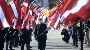 Gājiens uz Brīvības pieminekli 16.martā. Foto: Evija Trifanova, LETA