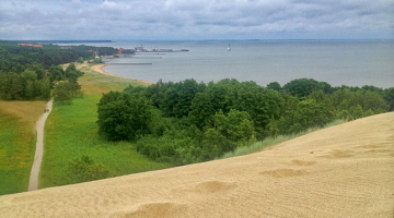 Blakus Kuršu kāpas lielākajam ciemam Nidai atrodas arī viens no lielākajiem šejienes dabas brīnumiem — 50 m augstā Pārnidas kāpa (Parnidžio kopa). Tā nemitīgi pārvietojas un jau divas reizes likusi Nidai mainīt atrašanās vietu. Pēc simt gadiem Nidas varbūt vairs nebūs, bet neuzvaramā kāpa tūristus vilinās joprojām.