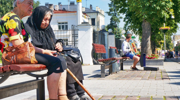 Ja Daugavpili sanāk apmeklēt kopā ar padomju laikus nepieredzējušiem bērniem, jāapbruņojas ar politkorektu pacietību izskaidrot, kāpēc te ielās tikpat kā nedzird latviešu valodu un vienīgie muzikanti uz centrālās gājēju Rīgas ielas ir divi akordeonisti, kas rauj vaļā Katjušu un kara laika valšus.