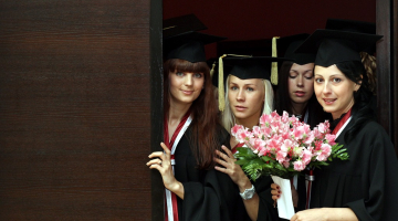 Latvijas Universitātes absolventes pēc diplomu saņemšanas. Foto: Kaspars Krafts, F64