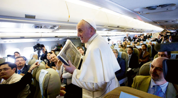 Romas pāvests Francisks un pavadošie žurnālisti ceļā uz Filipīnām. Galvaspilsētā Manilā uz 18.janvārī sarīkoto misi pulcējās aptuveni seši miljoni, padarot to par vienu no visu laiku plašākajiem brīvdabas dievkalpojumiem.