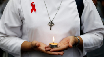 Aizlūgumā par mirušajiem ar imūndeficīta sindromu saslimušajiem. Foto: EPA/LETA