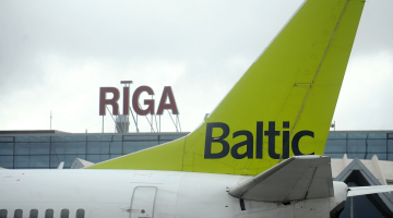 "airBaltic" lidmašīna Rīgas lidostā. Foto: Ieva Lūka, LETA