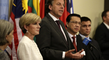 Pēc ANO Drošības padomes sēdes Austrālijas ārlietu ministre Džūlija Bišopa (2.no kreisās), Berts Kunders no Nīderlandes, Malaizijas transporta ministrs Dato Sri Liow Tiong Lai un Ukrainas ārlietu ministrs Pavlo Kļimkins preses konferencē sniedz paziņojumu. Foto: EPA/LETA