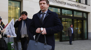 Vladimirs Antonovs 2014.gadā pie Vestminsteres tiesas ēkas. Foto: EPA/LETA